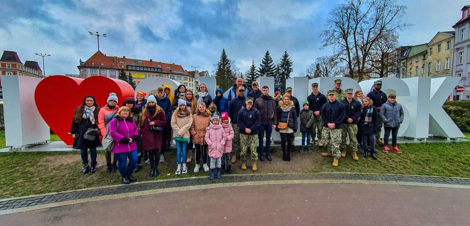 Spacer z żołnierzami