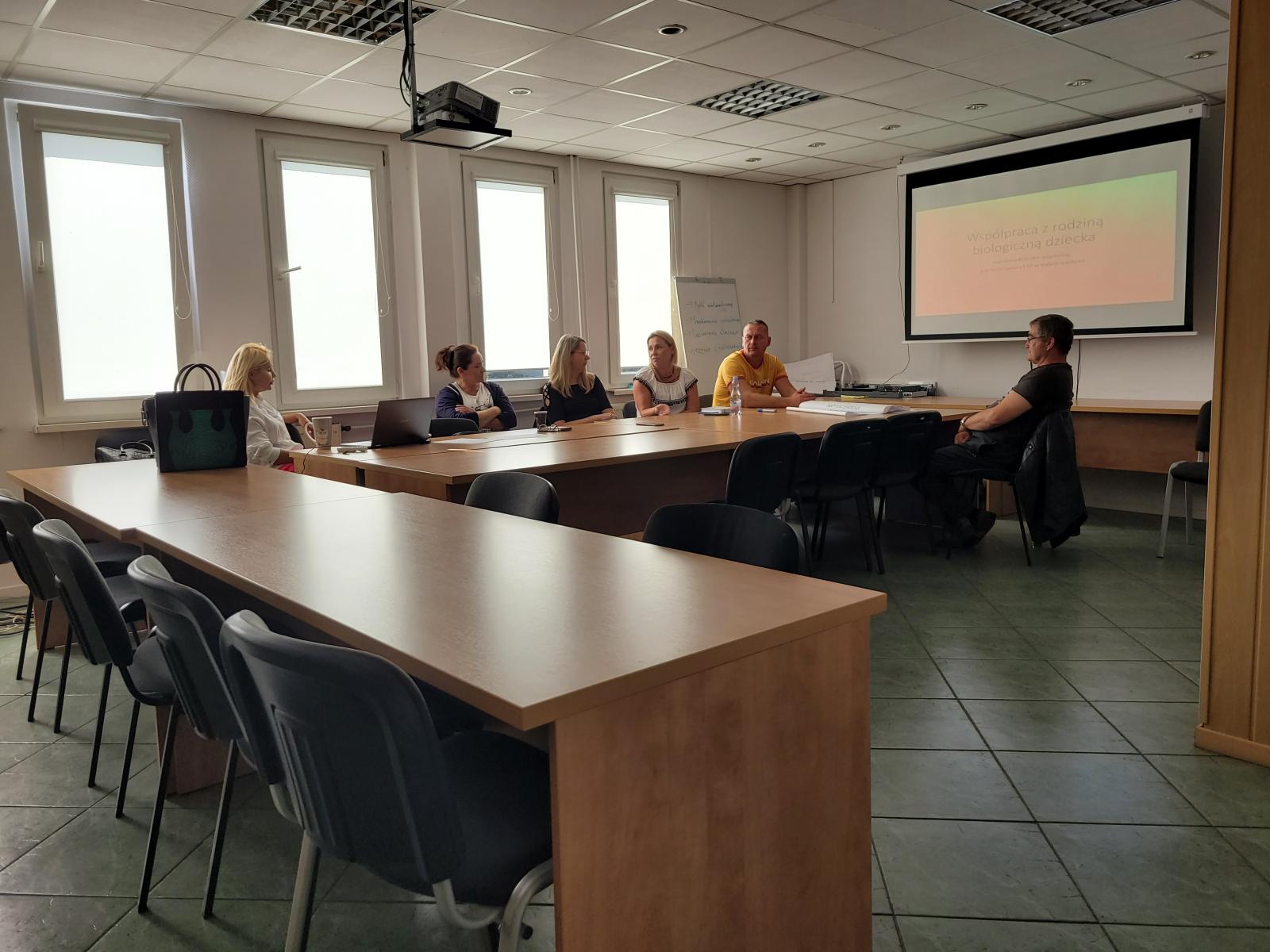 Szkolenie dla rodzin zastępczych dotyczące współpracy z rodziną biologiczną