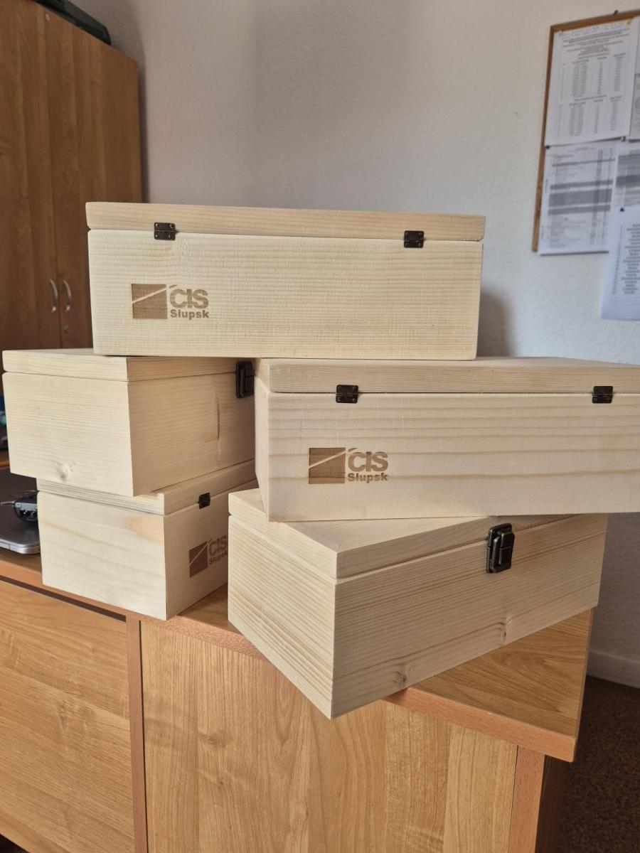 drewniane skrzyneczki z logo CIS