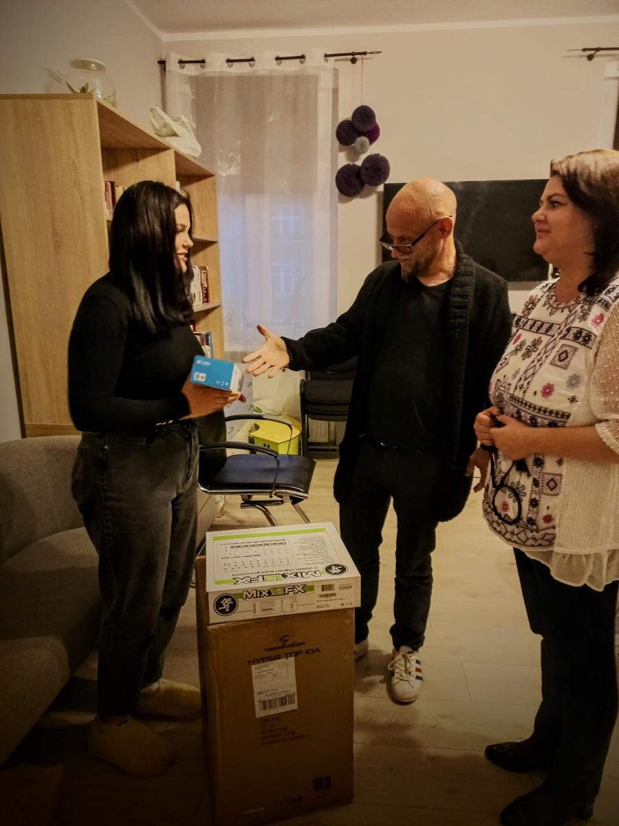 Dagmara z Placówki Socjalizacyjnej otrzymała profesjonalny sprzęt muzyczny