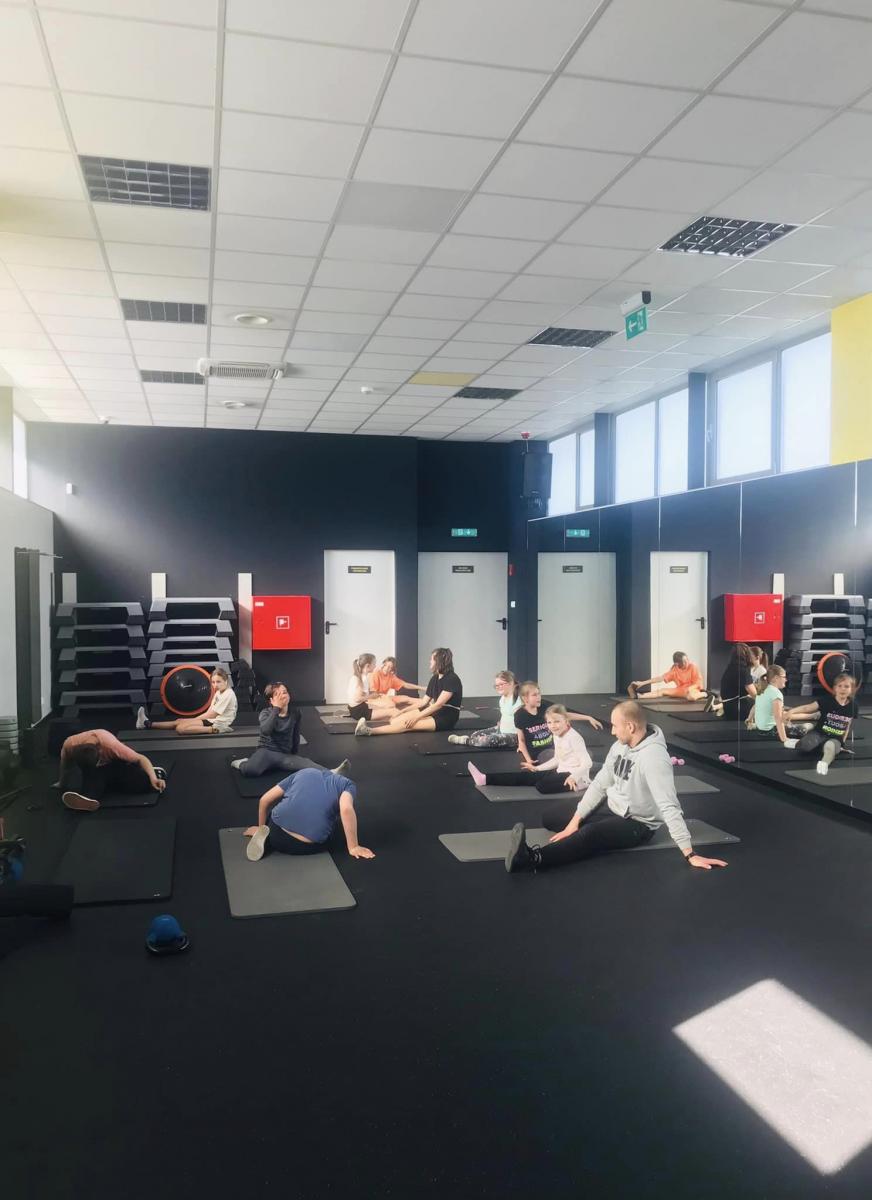 Trening dzieci z Placówek Wsparcia Dziennego na siłowni RMG GYM