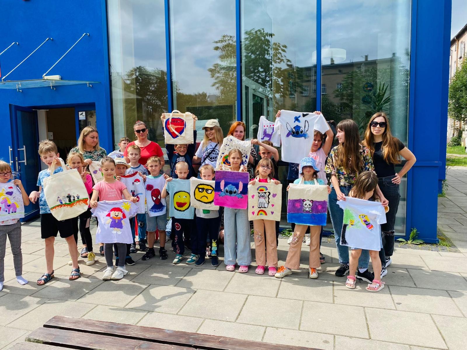 Warsztaty malowania na tkaninie dla dzieci z Placówek Wsparcia Dziennego