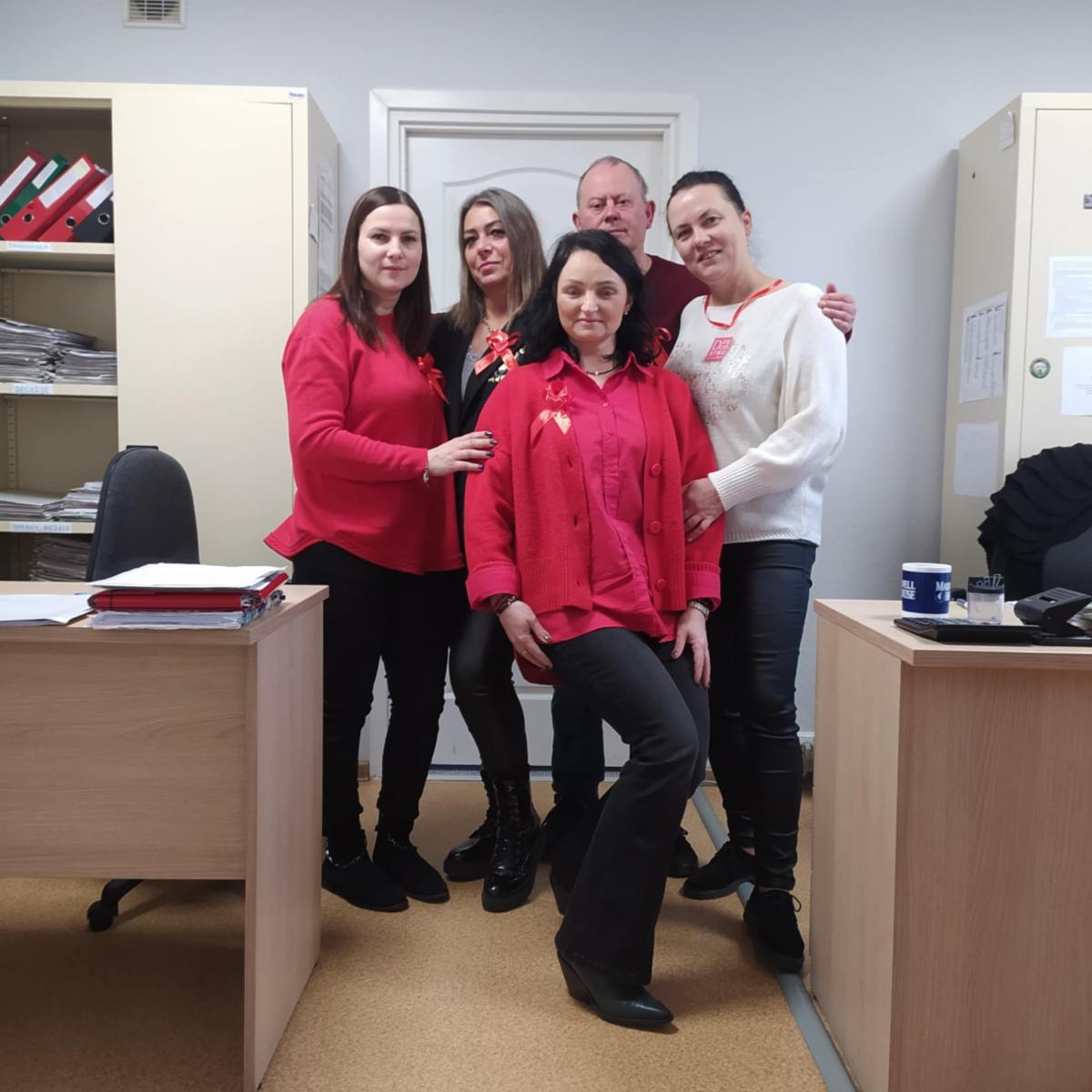 Zesp&oacute;ł nr 1 pracownik&oacute;w socjalnych ubrany jest na czerwono.