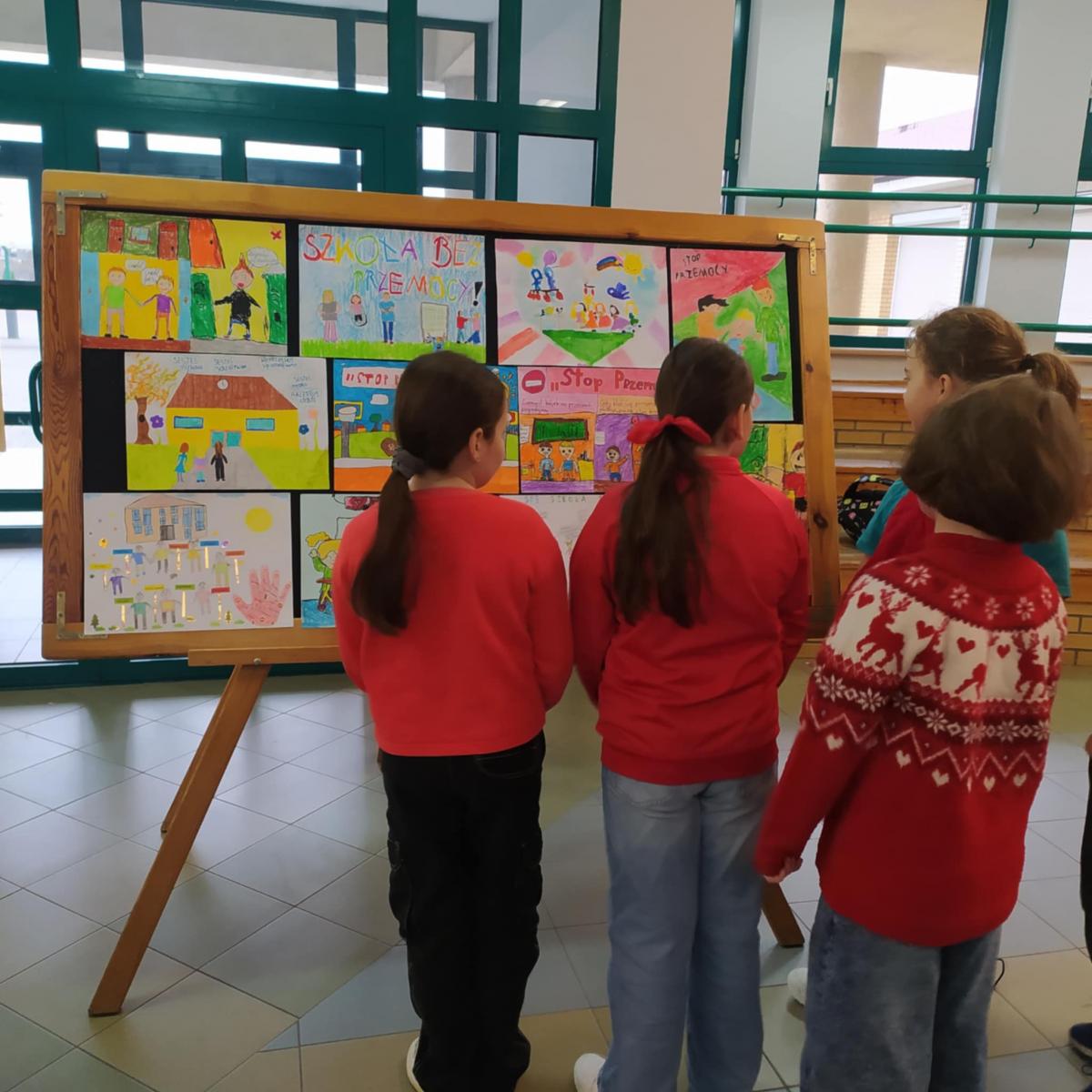 Uczniowie z Szkoły ubrani są na czerwono