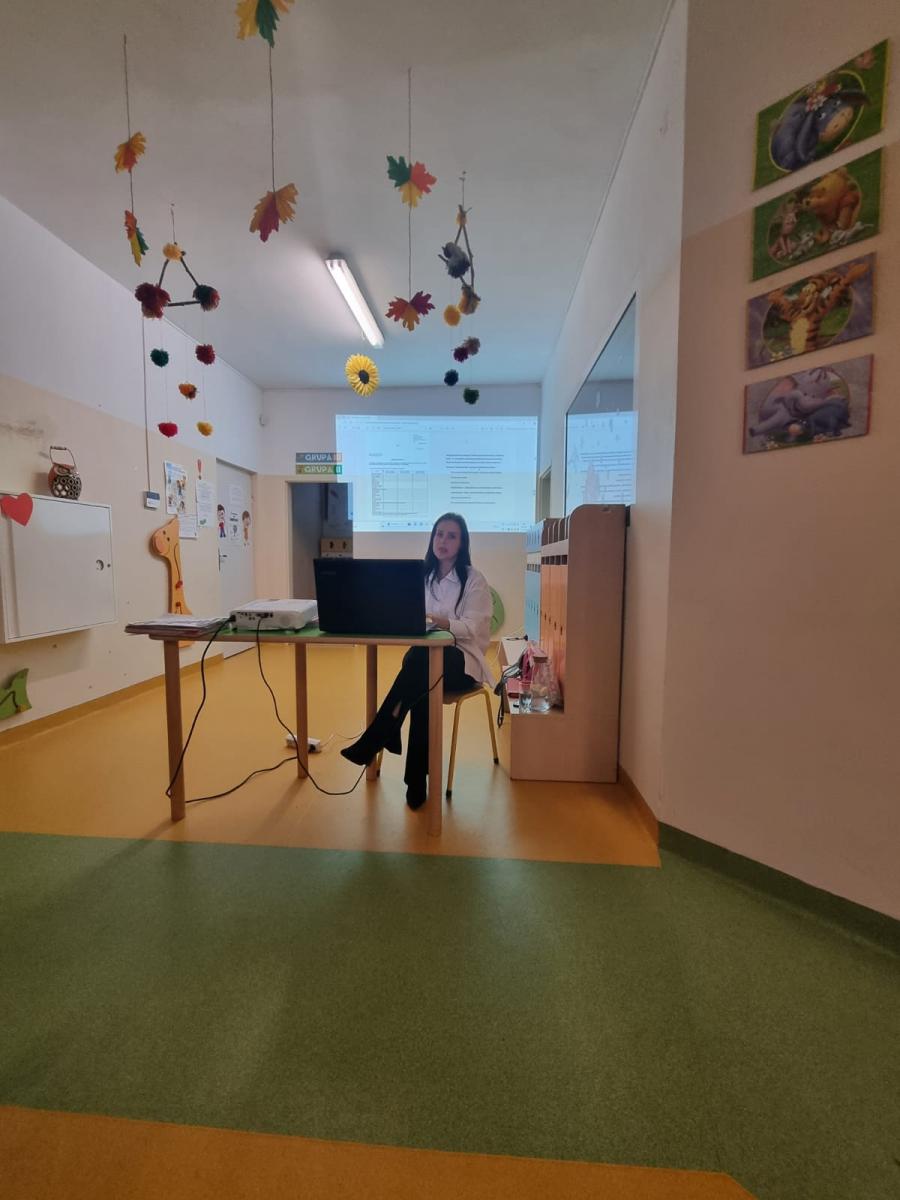 Spotkanie, Marta Stasiak w żłobku, udziela informacji pracownikom żłobka na temat standard&oacute;w ochrony małoletnich