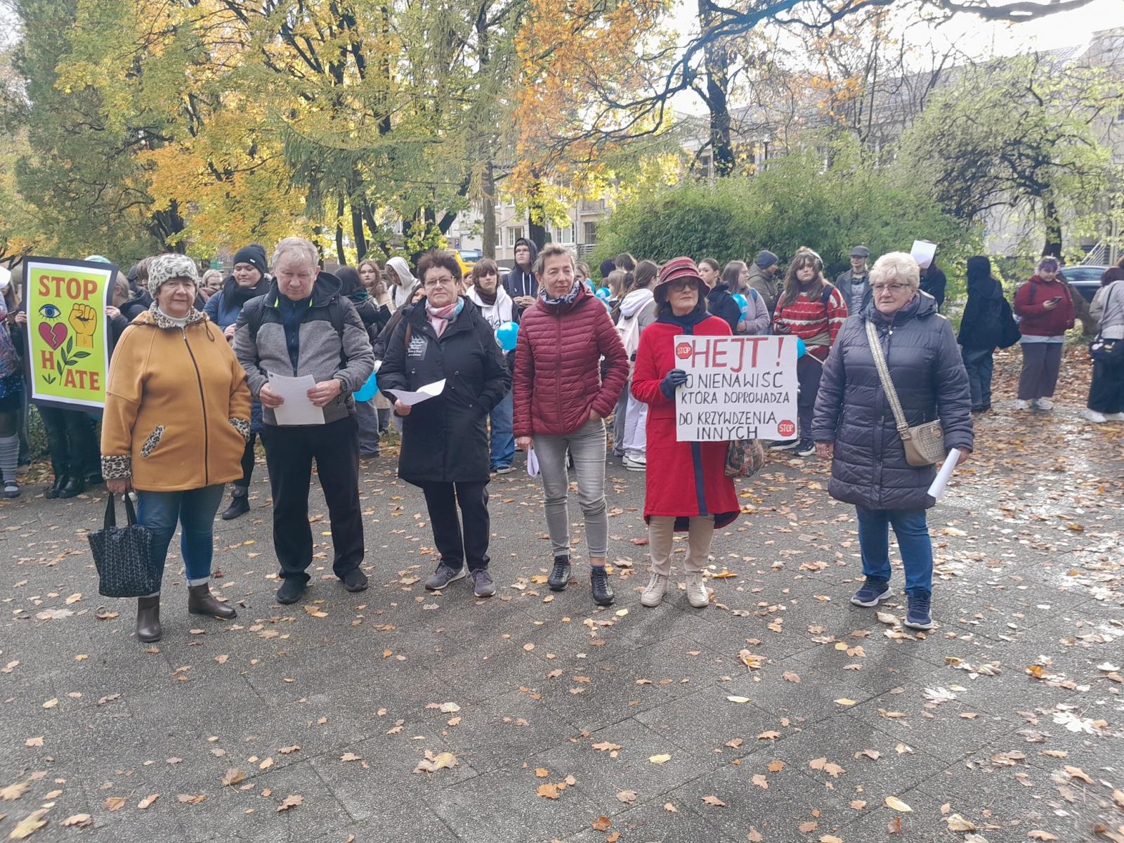 Uczestnicy wydarzeania w Parku - Stop przeciwko Hejtowi. 
