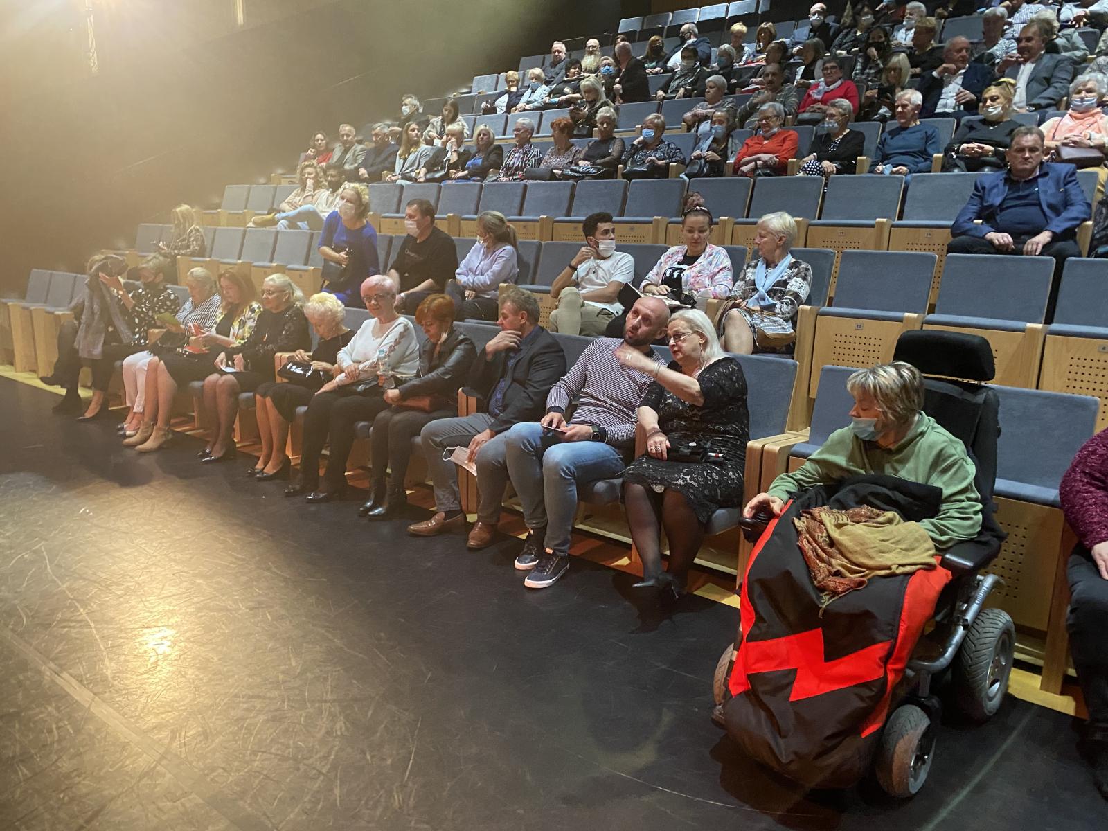 Asystenci i osoby z niepełnosprawności na spektaklu teatralnym