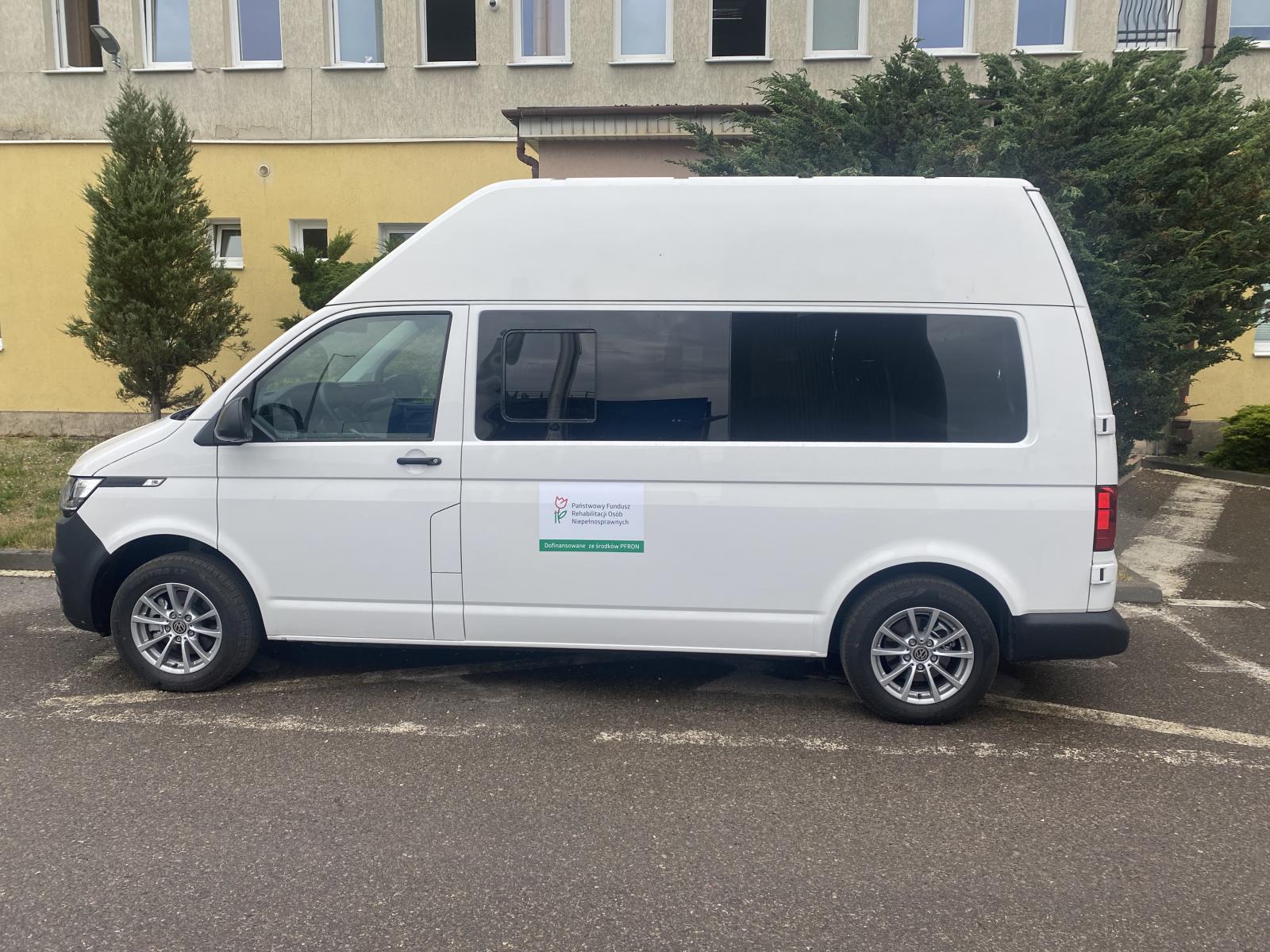 Nowy samochód MOPRU przystosowany do przewozu osób niepełnosprawnych