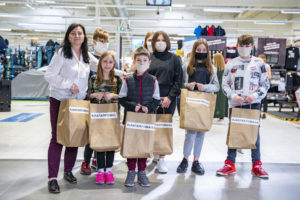 Nasi podopieczni z prezentami od sponsora