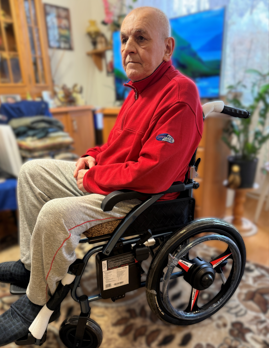 Pan Mirosław siedzący na w&oacute;zku elektronicznym inwalidzkim