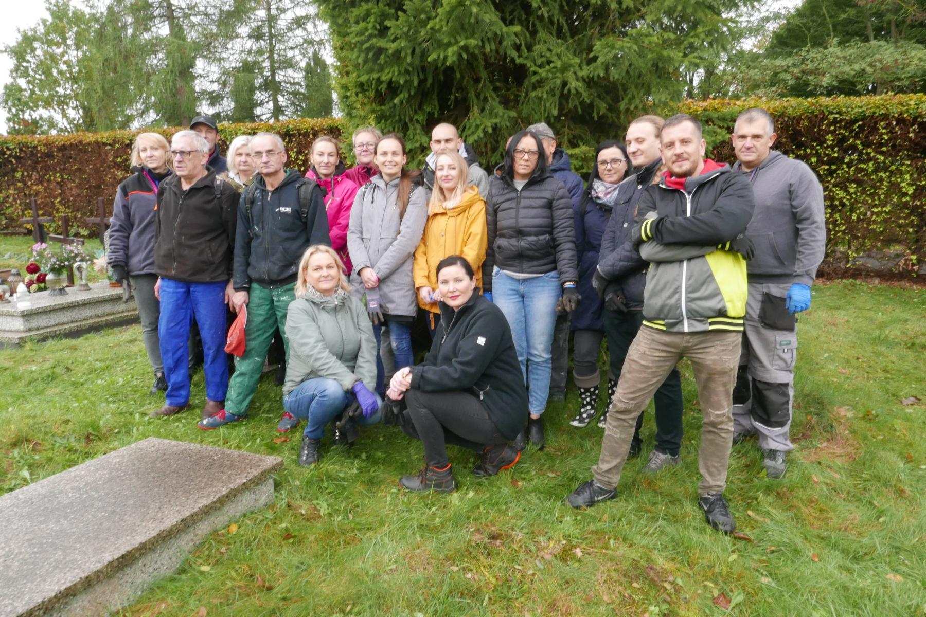 Posprzątaliśmy groby naszych klientów...