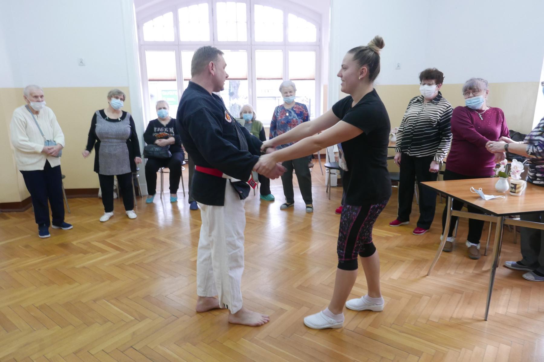 Seniorze, obroń się sam!