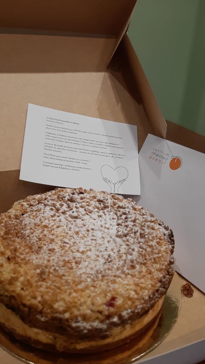 Ciasto z kartką z życzeniami od Avenir z okazji Dnia Pracownika Socjalnego