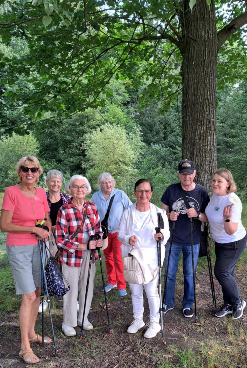 Aktywność fizyczna i integracja seniorów – spacer Nordic Walking
